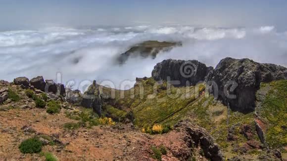 从皮科岛的斜坡俯瞰云层视频的预览图