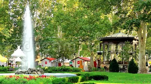 萨格勒布Zrinjevac公园的喷泉阳光明媚视频的预览图