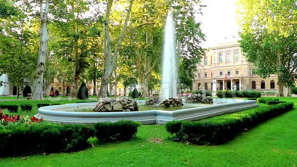 萨格勒布Zrinjevac公园的喷泉阳光明媚视频的预览图