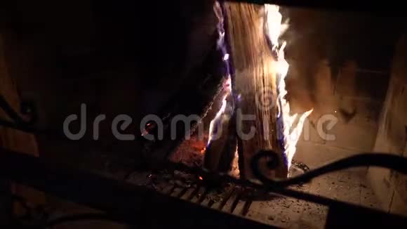 在黑暗的壁炉里烧木头视频的预览图