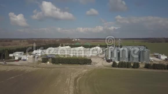 从一个大农场的高度看它位于绿色的丘陵田野之间无人机或四人车的录像农业工业网视频的预览图