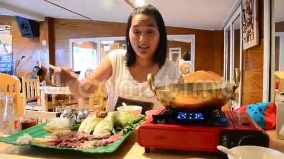 Sukiyaki或ShabuShabu或餐厅提供火锅视频的预览图