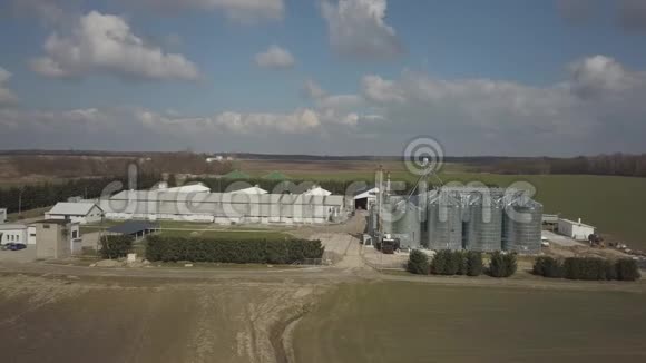从一个大农场的高度看它位于绿色的丘陵田野之间无人机或四人车的录像农业工业网视频的预览图