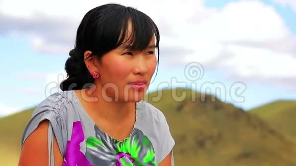 美丽的蒙古女人视频的预览图