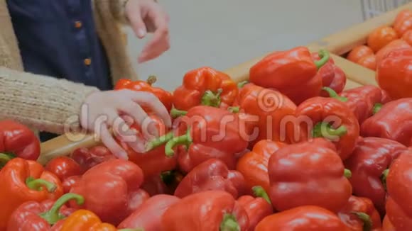 在杂货店买红甜椒的女人视频的预览图