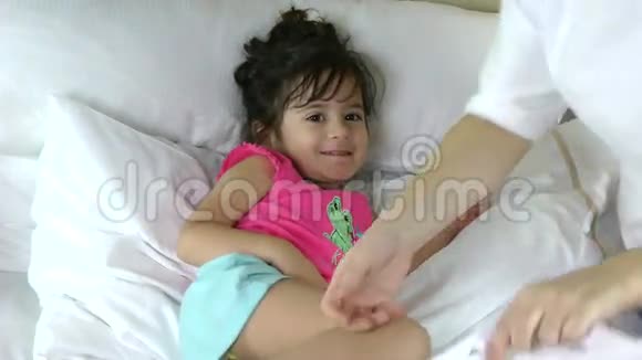 妈妈抱着女儿上床睡觉视频的预览图