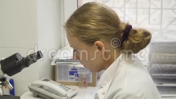 女医生在显微镜下看视频的预览图
