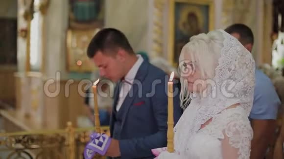 新婚夫妇在教堂举行婚礼视频的预览图