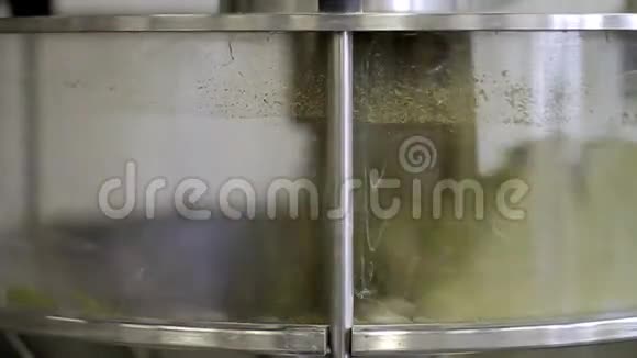 搅拌机搅拌生物成分视频的预览图