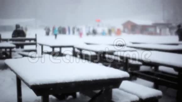 滑雪酒吧用雪做的椅子和桌子视频的预览图