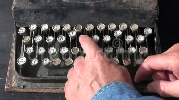 看着古老的打字机键盘视频的预览图