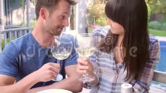 情侣在花园里享受户外饮品视频的预览图
