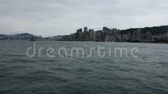 香港岛的景观及城市景观由渡轮过境维多利亚港视频的预览图