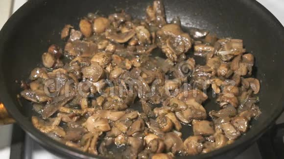 蘑菇的混合物是用黑锅炒的视频的预览图