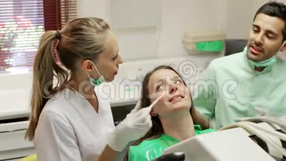 年轻女孩在牙科诊所治疗牙齿视频的预览图