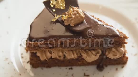 巧克力蛋糕切片放在白色盘子里视频的预览图