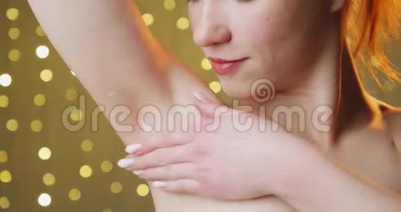 女人护理腋窝视频的预览图