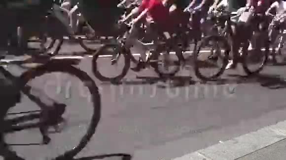 很多人骑自行车穿过城市视频的预览图