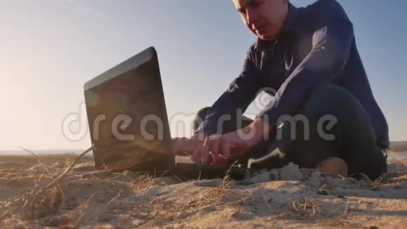 自由职业从事笔记本电脑工作的人商人自由职业者在互联网上工作视频的预览图