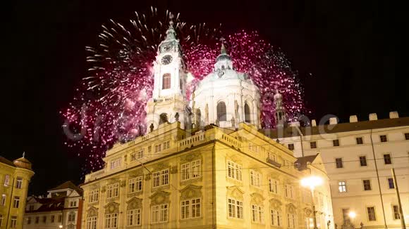 尼古拉斯教堂在马拉斯特拉纳或小边和假日烟火美丽的老布拉格捷克共和国夜景视频的预览图