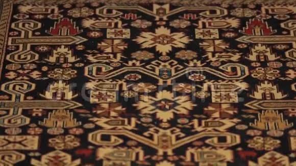 有五颜六色图案的东方大地毯手工地毯生产视频的预览图