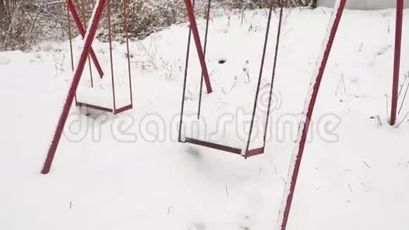 冬雪中操场上的旧秋千视频的预览图