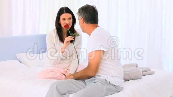 成熟的男人给妻子玫瑰视频的预览图