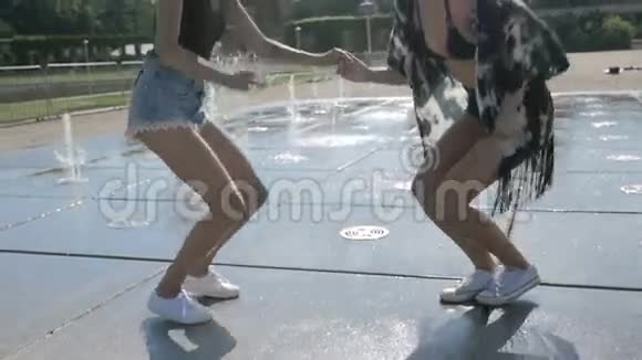 两个年轻快乐的时髦女孩戴着太阳镜在户外玩得很开心视频的预览图