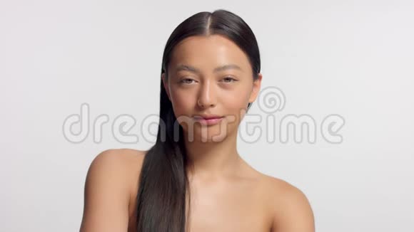 混合种族亚洲模特在摄影棚美容摄影视频的预览图