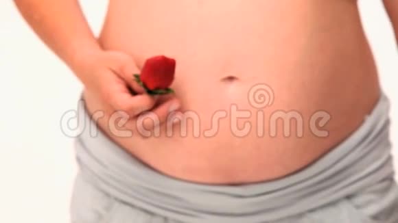 抱着草莓的孕妇视频的预览图