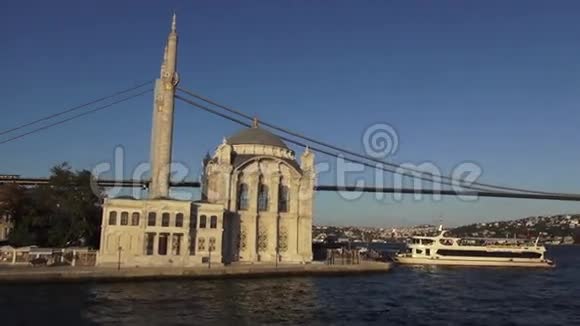 伊斯坦布尔第一座博斯普鲁斯大桥和奥塔科伊清真寺视频的预览图