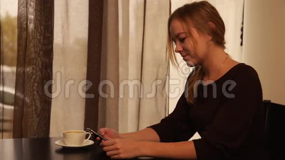 手机女孩咖啡馆的人视频的预览图