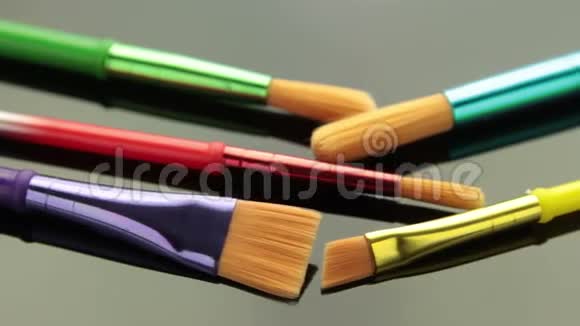 彩色画笔在黑色跟踪视频的预览图
