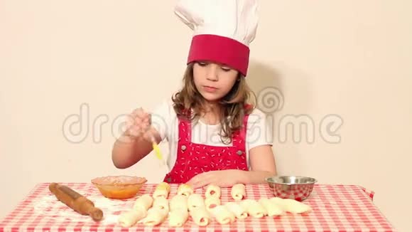小女孩做饭做面包视频的预览图