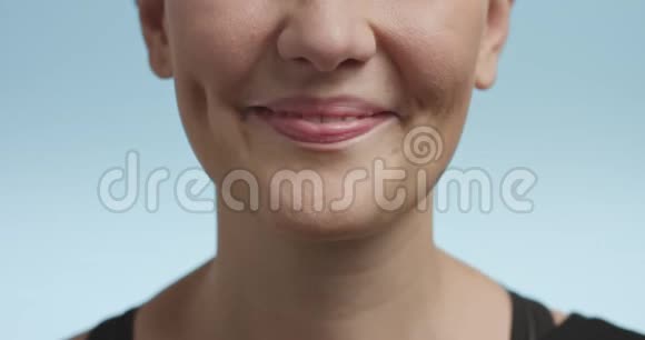 年轻漂亮的女人用黑色牙膏刷牙视频的预览图
