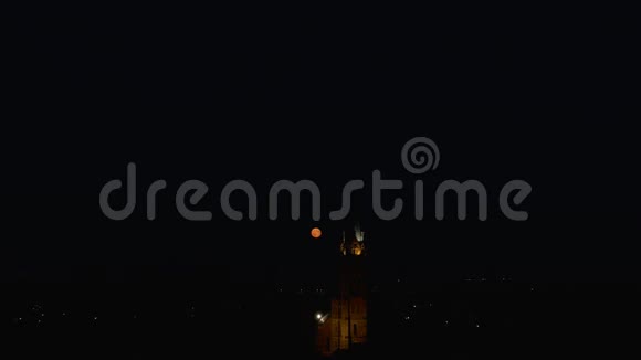 美丽的月亮从教堂上空升起阿尔萨斯丹巴赫拉维尔视频的预览图