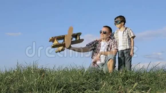 爸爸和儿子在公园玩纸板玩具飞机视频的预览图