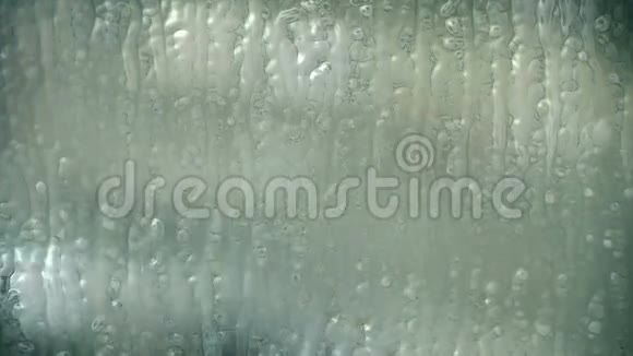 窗户上的水滴烧烤冰视频的预览图