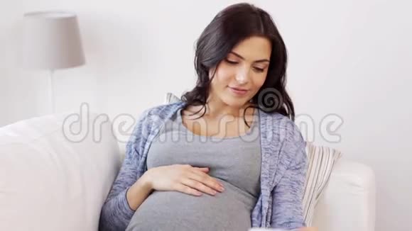 孕妇在家用智能手机自拍视频的预览图