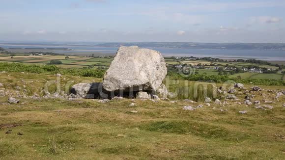 新石器时代的埋葬地CefnBryn山高尔半岛南威尔士英国视频的预览图