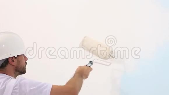 油漆工工作带滚筒画墙油漆工房视频的预览图