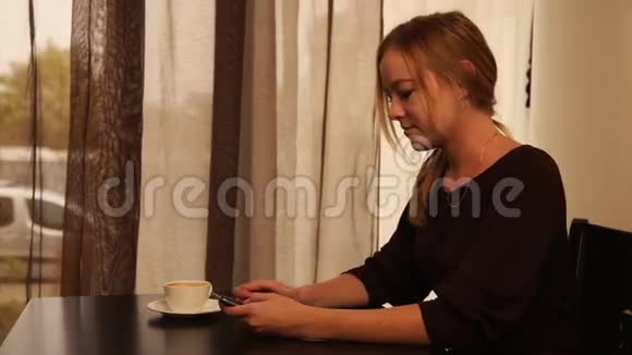 手机女孩咖啡馆的人视频的预览图