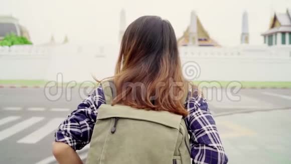 慢动作旅行者背包亚洲妇女旅行在曼谷泰国视频的预览图