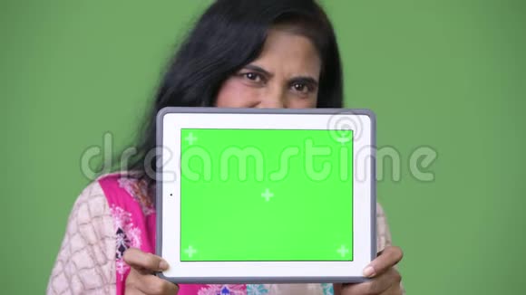 成熟美丽的印度女人展示数码平板电脑视频的预览图