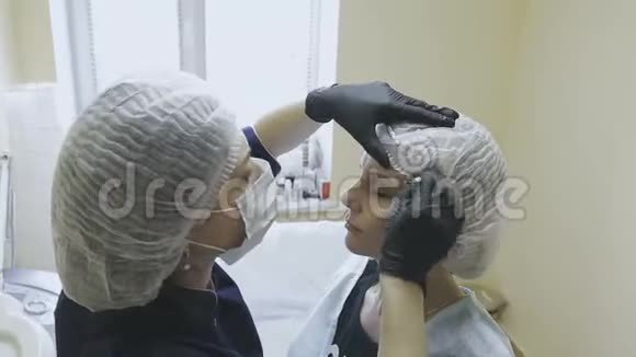 美容诊所的一名女雇员在微型爆破手术前做了标记视频的预览图
