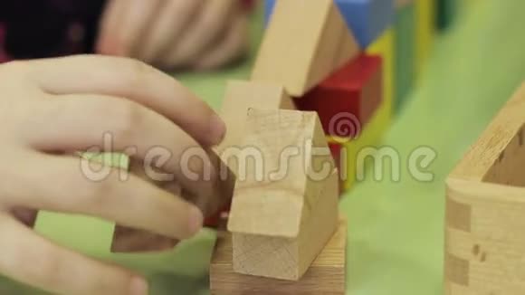 幼儿玩一个构造函数视频的预览图