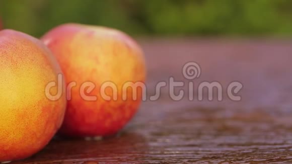 在古老的木头上自然光线下发出甜美的新鲜油桃视频的预览图
