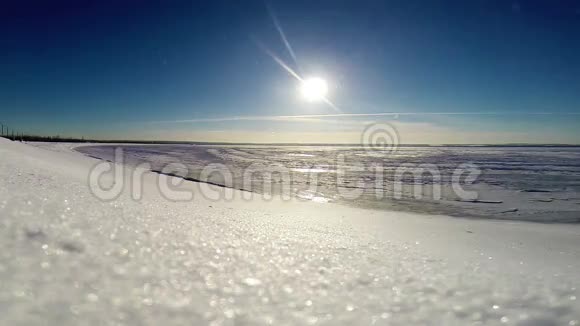 冰雪覆盖的海洋海岸阳光明媚的一天暴风雪视频的预览图