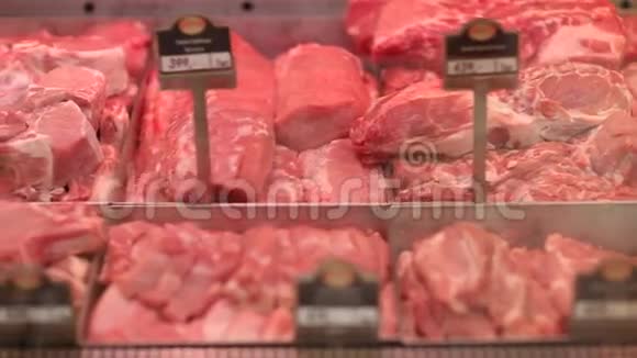 在超市里展示肉制品视频的预览图
