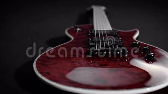 红色电吉他演奏摇滚乐视频的预览图